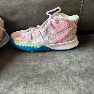 Nike Kyrie 7 1 World 1 People Regal Pink Youth‎ 4.5